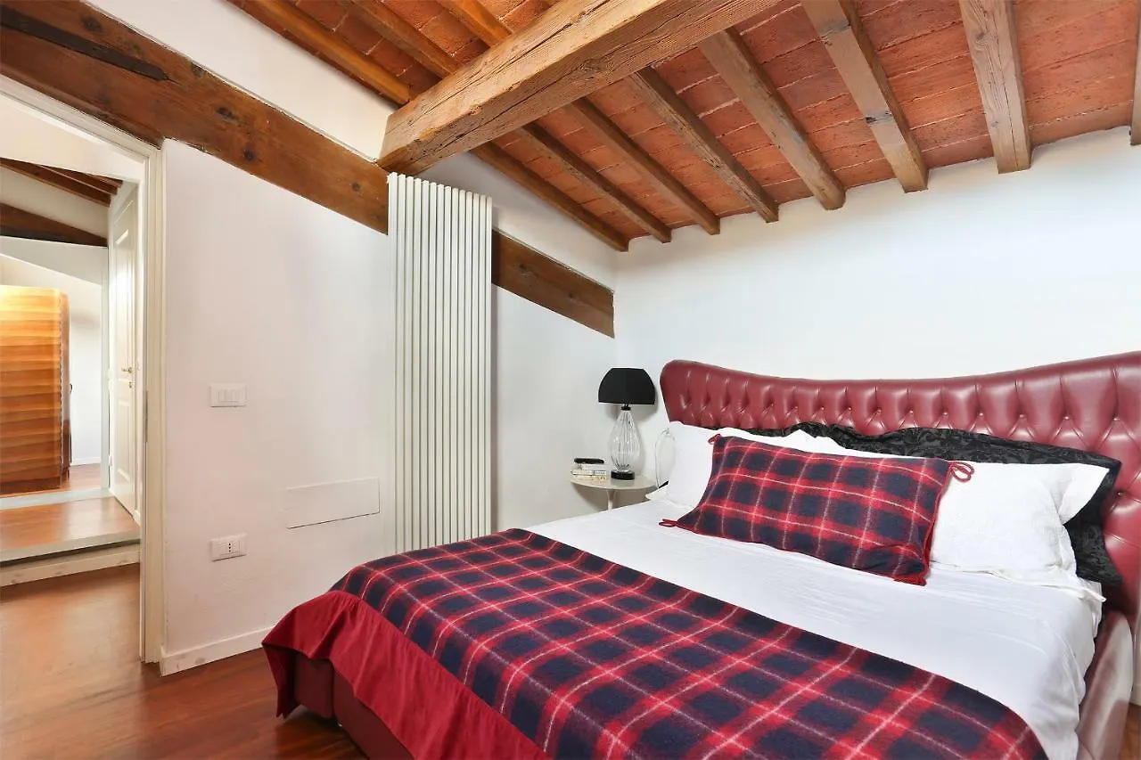 90 négyzetméteres, 2 hálószobás, 2 saját fürdőszobával rendelkező Apartman Történelmi Központ terül Firenze