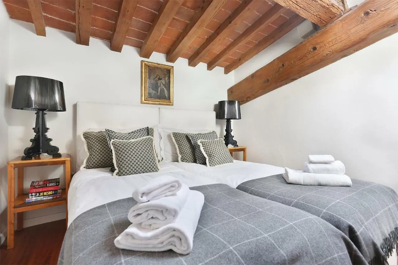 90 négyzetméteres, 2 hálószobás, 2 saját fürdőszobával rendelkező Apartman Történelmi Központ terül Firenze Olaszország