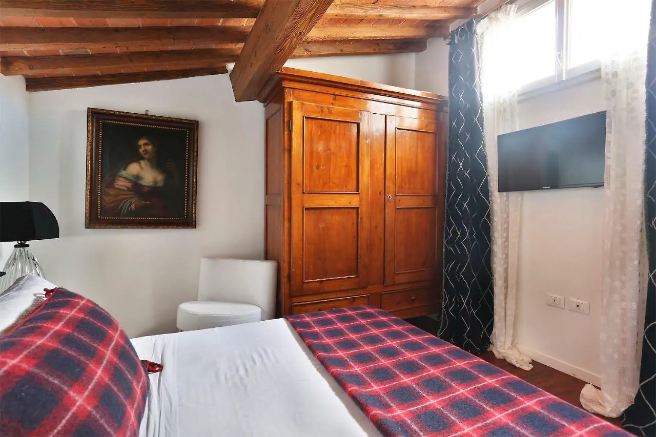90 négyzetméteres, 2 hálószobás, 2 saját fürdőszobával rendelkező Apartman Történelmi Központ terül Firenze 0*,  Olaszország