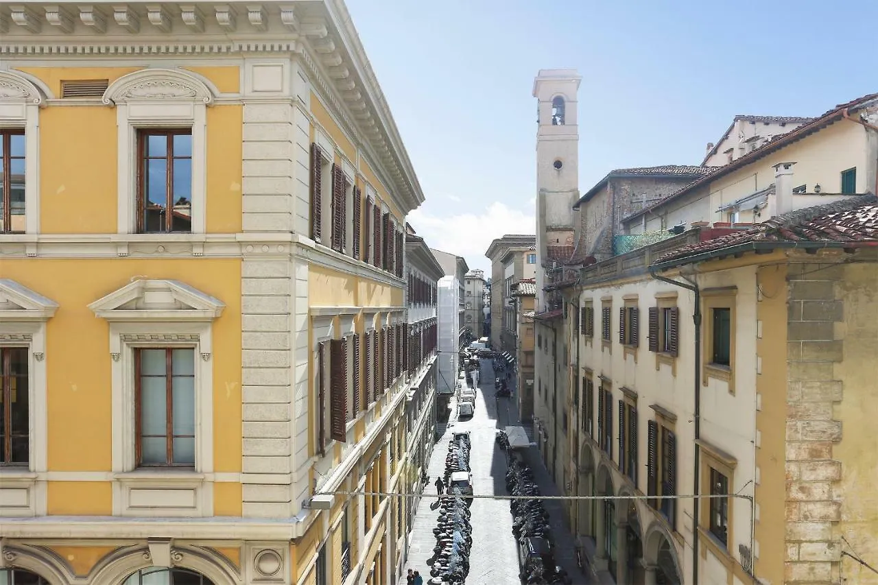 90 négyzetméteres, 2 hálószobás, 2 saját fürdőszobával rendelkező Apartman Történelmi Központ terül Firenze Olaszország