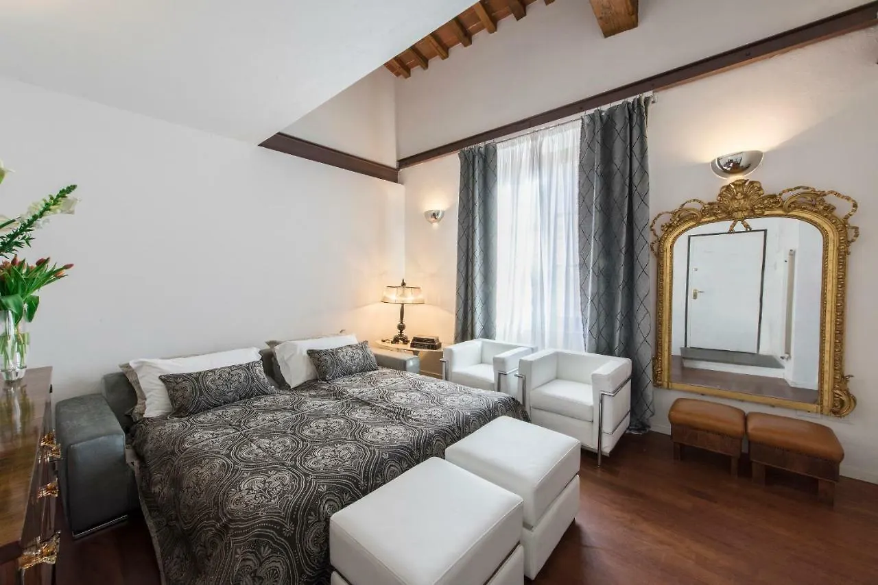 90 négyzetméteres, 2 hálószobás, 2 saját fürdőszobával rendelkező Apartman Történelmi Központ terül Firenze