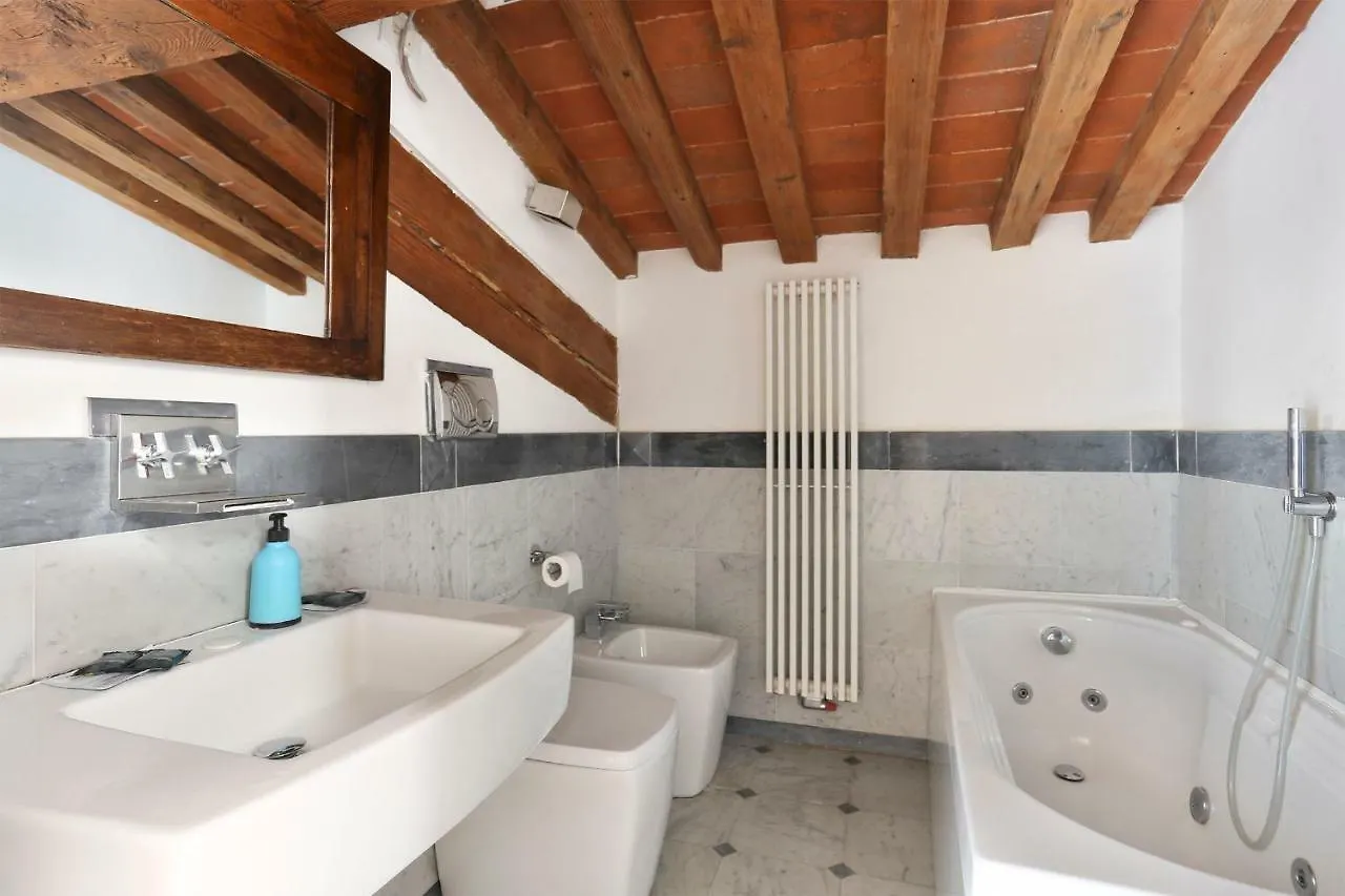 90 négyzetméteres, 2 hálószobás, 2 saját fürdőszobával rendelkező Apartman Történelmi Központ terül Firenze